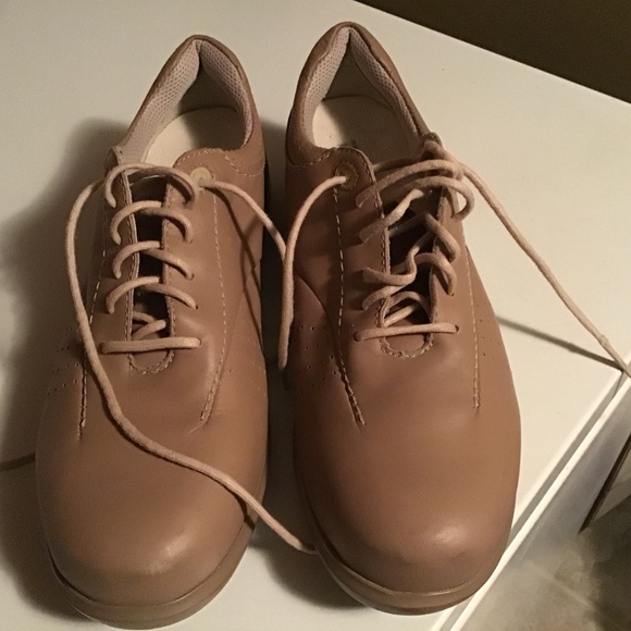 Ladies walking shoes - Picture 1 of 4